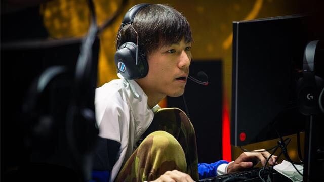 他在攻防两 他在攻防两